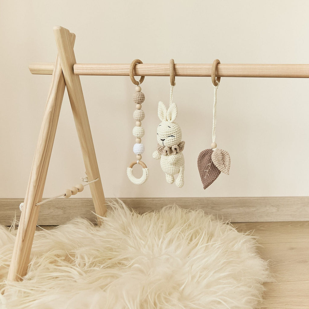 Baby play gym with removable clip system for interchangeable hanging toys