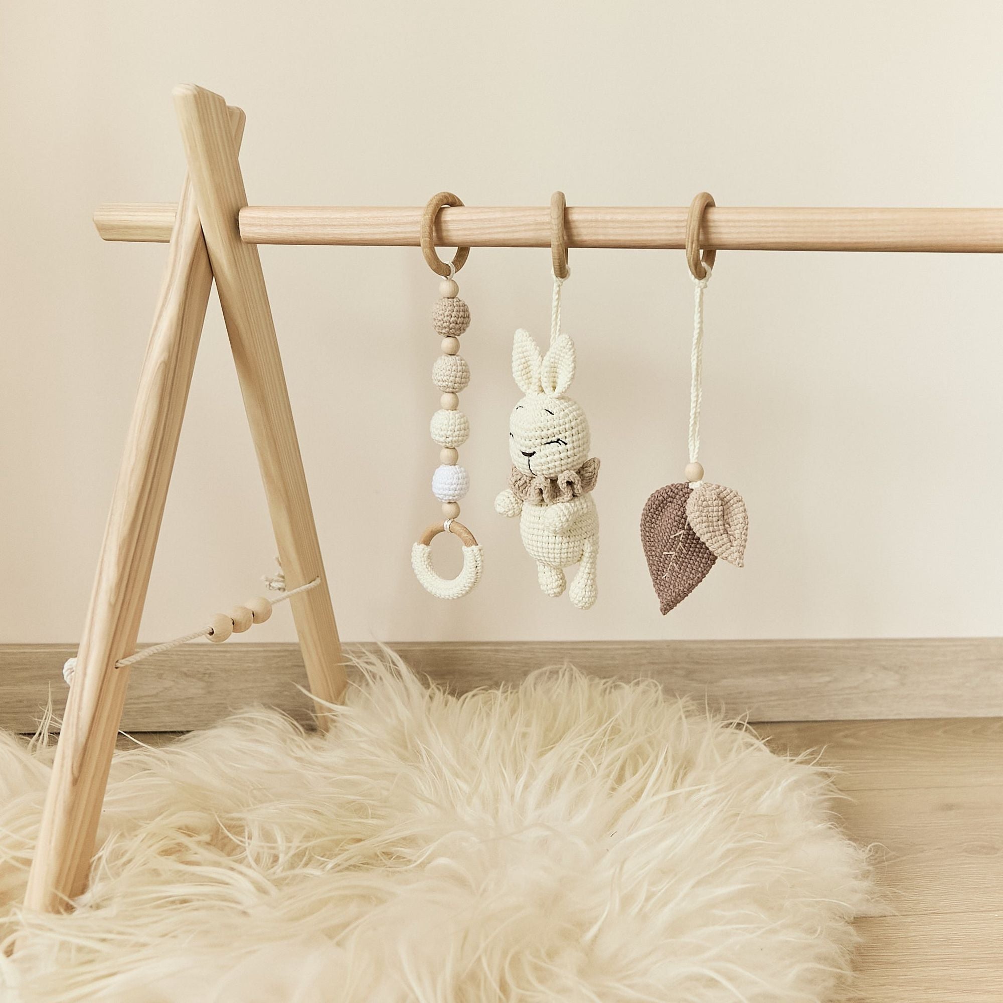 Baby play gym with removable clip system for interchangeable hanging toys