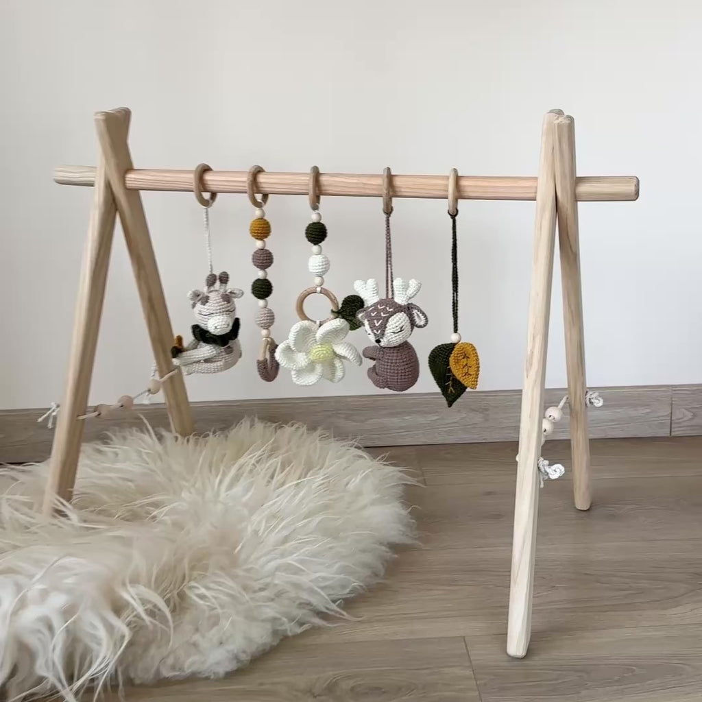 Baby-Spieltrapez aus Holz — Montessori mit Häkelspielzeug